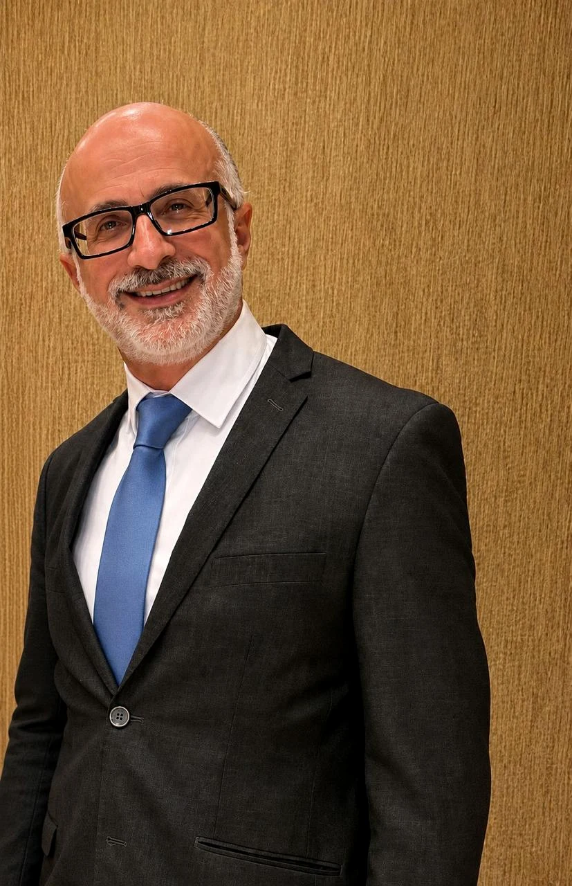 Tcharles Ferzoli em retrato executivo, de terno e gravata