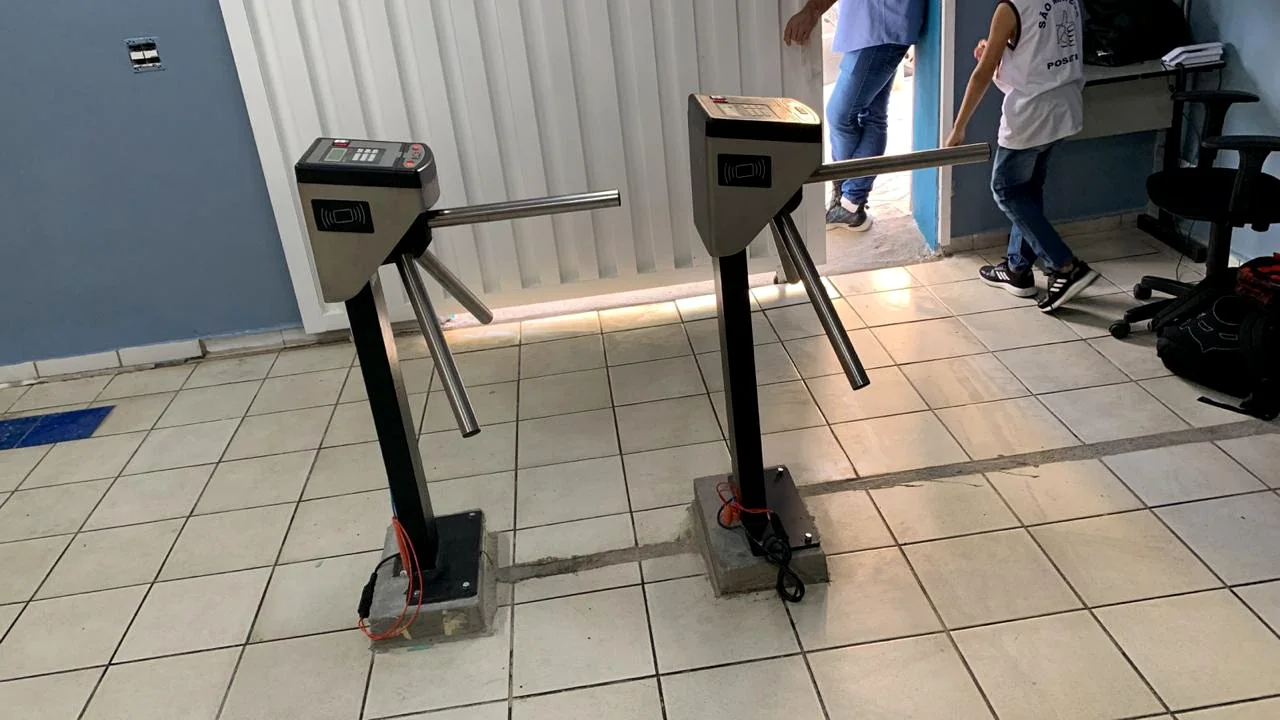 Catracas eletrônicas instaladas em ambiente corporativo