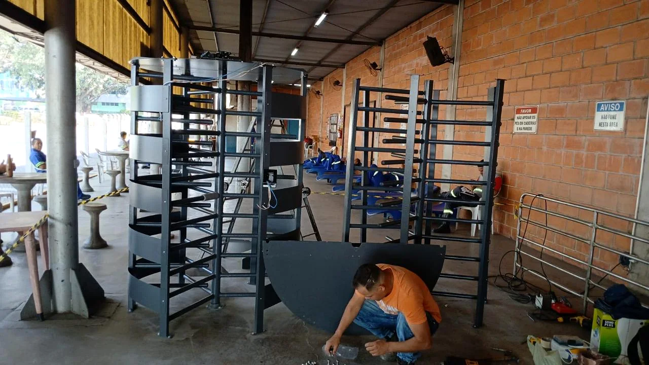 Portaria com catracas em ambiente industrial