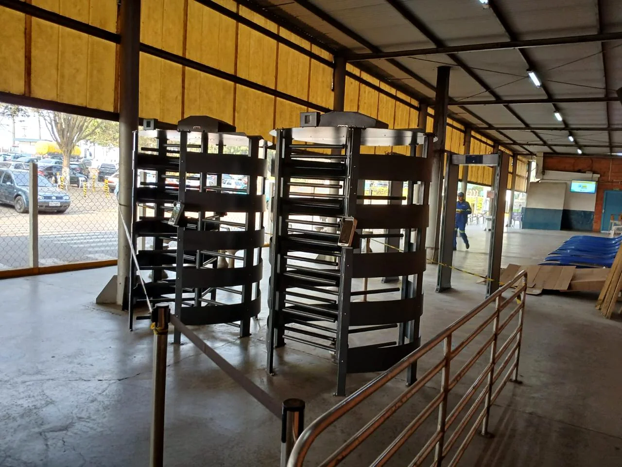 Conjunto de catracas em instalação industrial