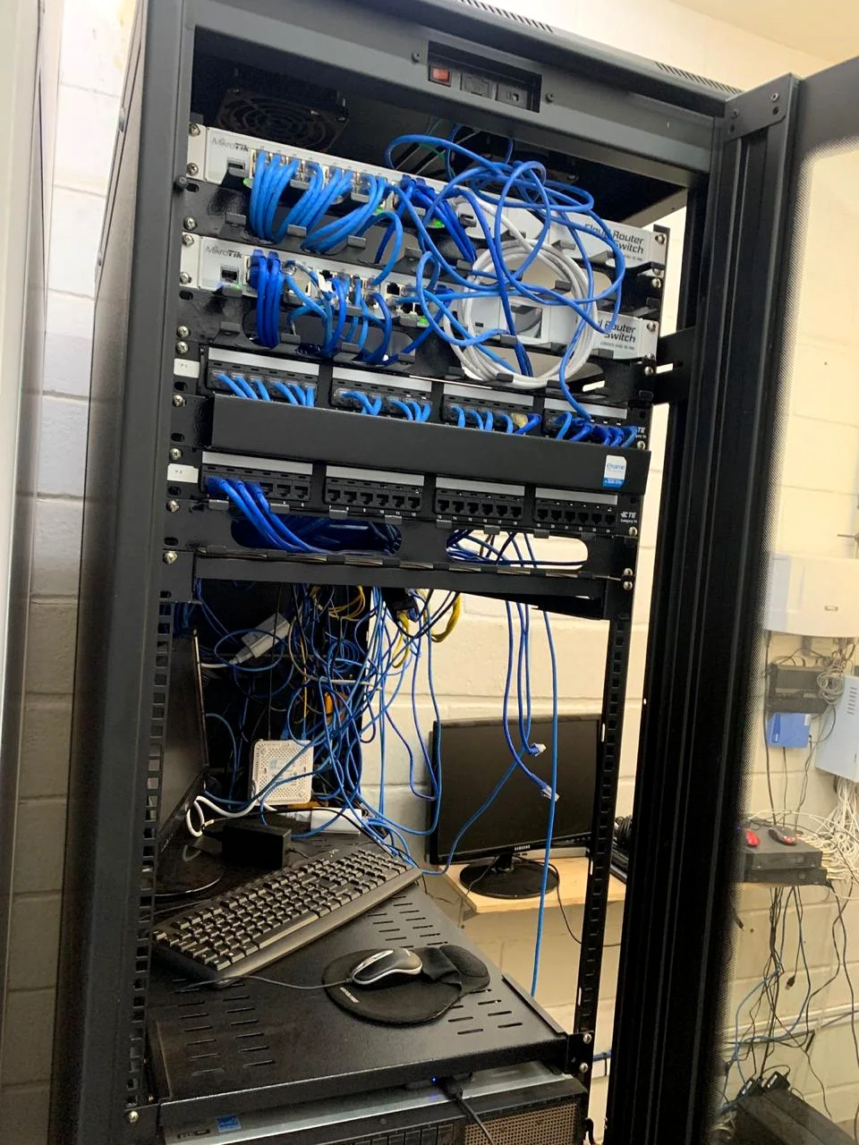 Rack de tecnologia antes da reorganização do cabeamento