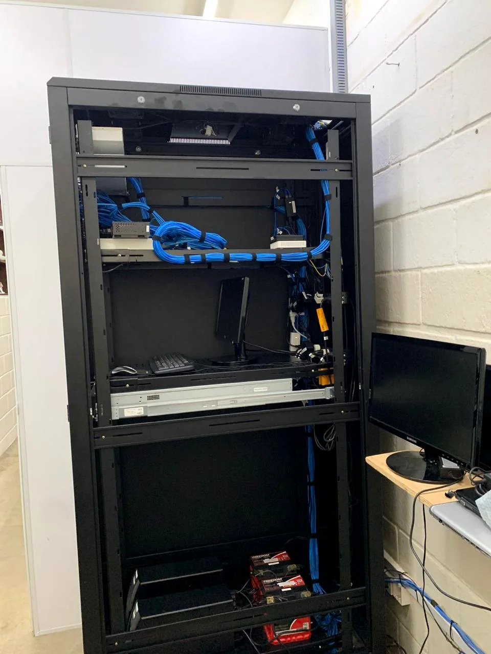 Rack de tecnologia após reorganização do cabeamento
