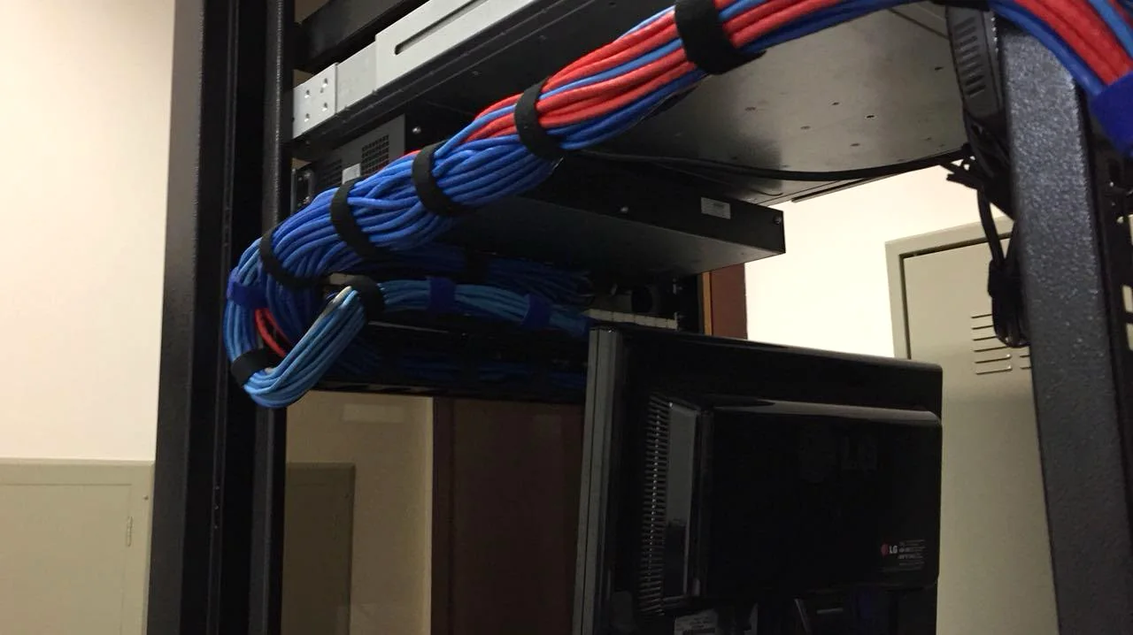 Detalhe de rack com cabeamento estruturado e equipamentos de rede